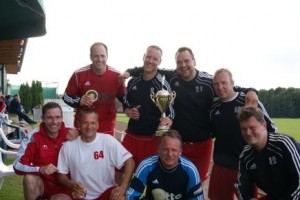 Das Foto zeigt die siegreiche Manschaft des TuS Hilter