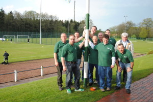 Die Mitglieder des Clubhausteams beim Aufstellen des Maibaiums