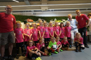 Die Ruller Mädchemannschaft im Edeka Markt Düttmann