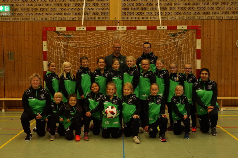 Die E-Mädchen des TuS Eintracht Rulle mit neuen Trainingsanzügen