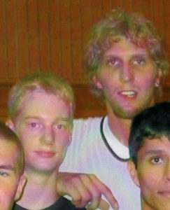 Talent und Superstar: Alexander Brickwedde (links) traf 2002 sein großes Idol Dirk Nowitzki. Foto: privat